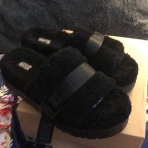 Ugg Black Fluffita Women’s Size 10